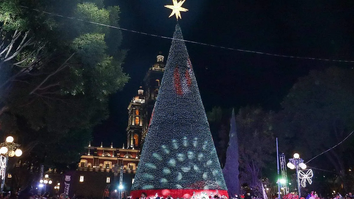 Encienden el árbol de Navidad en Puebla capital y así luce a